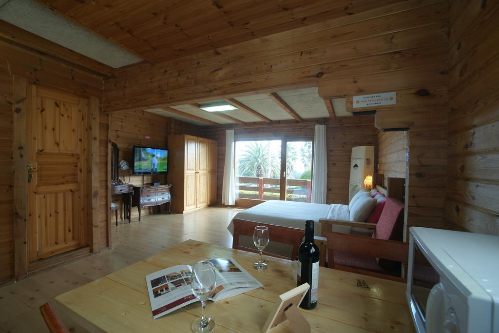 ซันนี เดย์ เชจู เพนชั่น Villa ซอกวีโพ ห้อง รูปภาพ